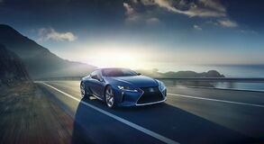 A TERMÉSZETES FÉNY JÁTÉKA: EGYEDI FÉNYEZÉST KAPOTT A LEXUS SZUPERSPORT KUPÉJA